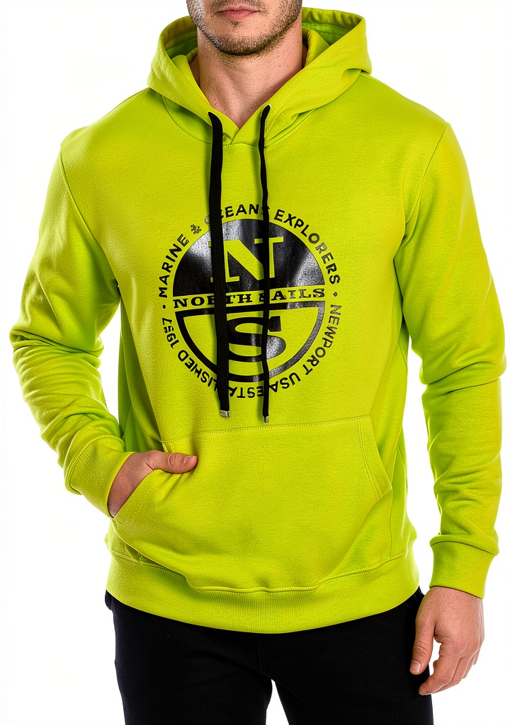 'Felpa con cappuccio North Sails indossata in un contesto urbano'