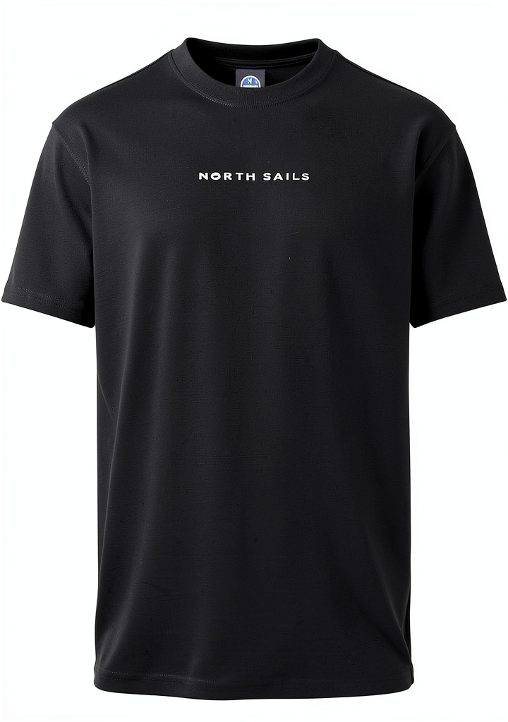 'T-shirt North Sails in cotone organico indossata in un contesto casual'