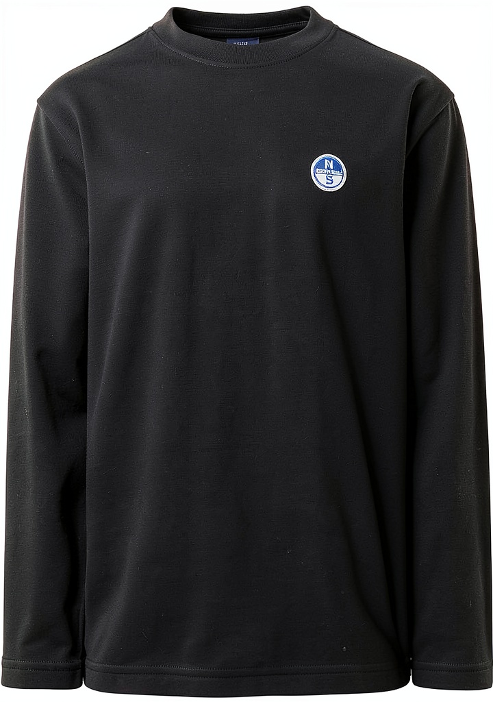 T-shirt North Sails a maniche lunghe indossata in un contesto casual