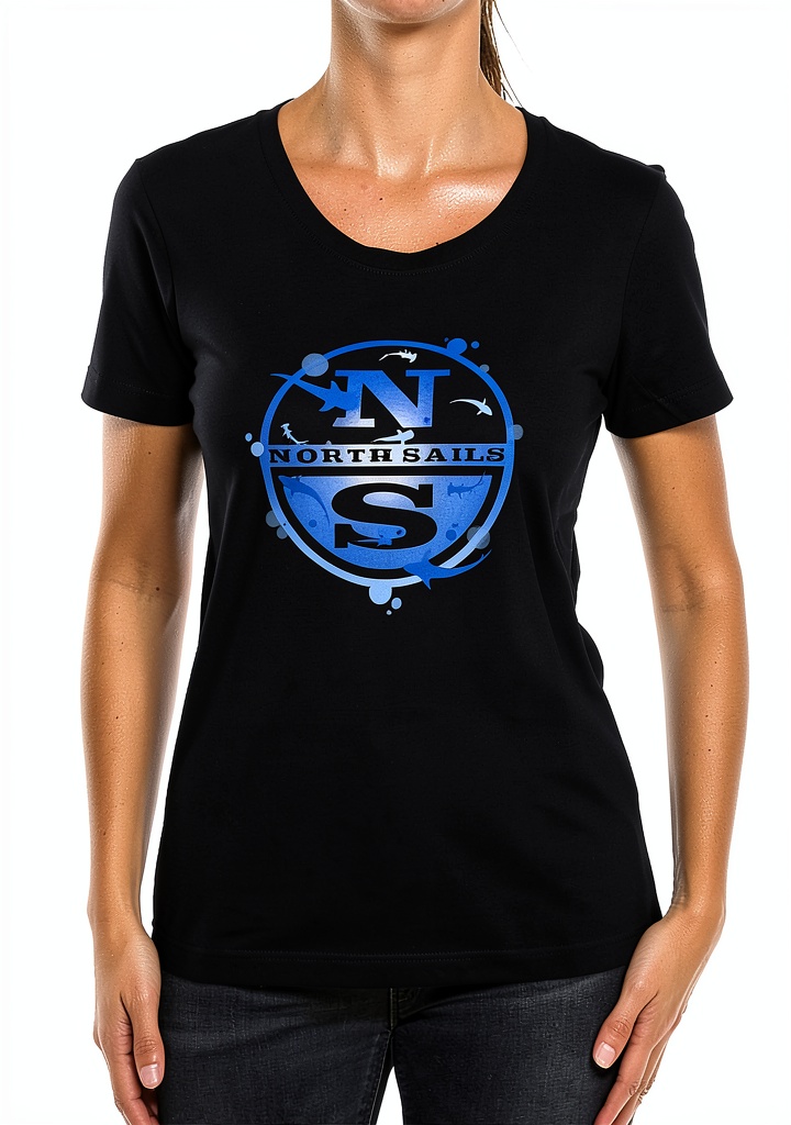 North Sails T-Shirt Donna Manica Corta Morbida Traspirante indossata su una spiaggia al tramonto