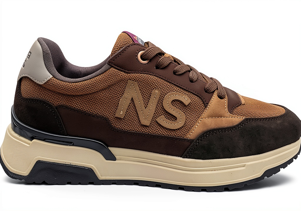 Sneaker NORTH SAILS 805 Uomo Tessuto Camoscio Marrone posate su un tavolo di legno con luce naturale