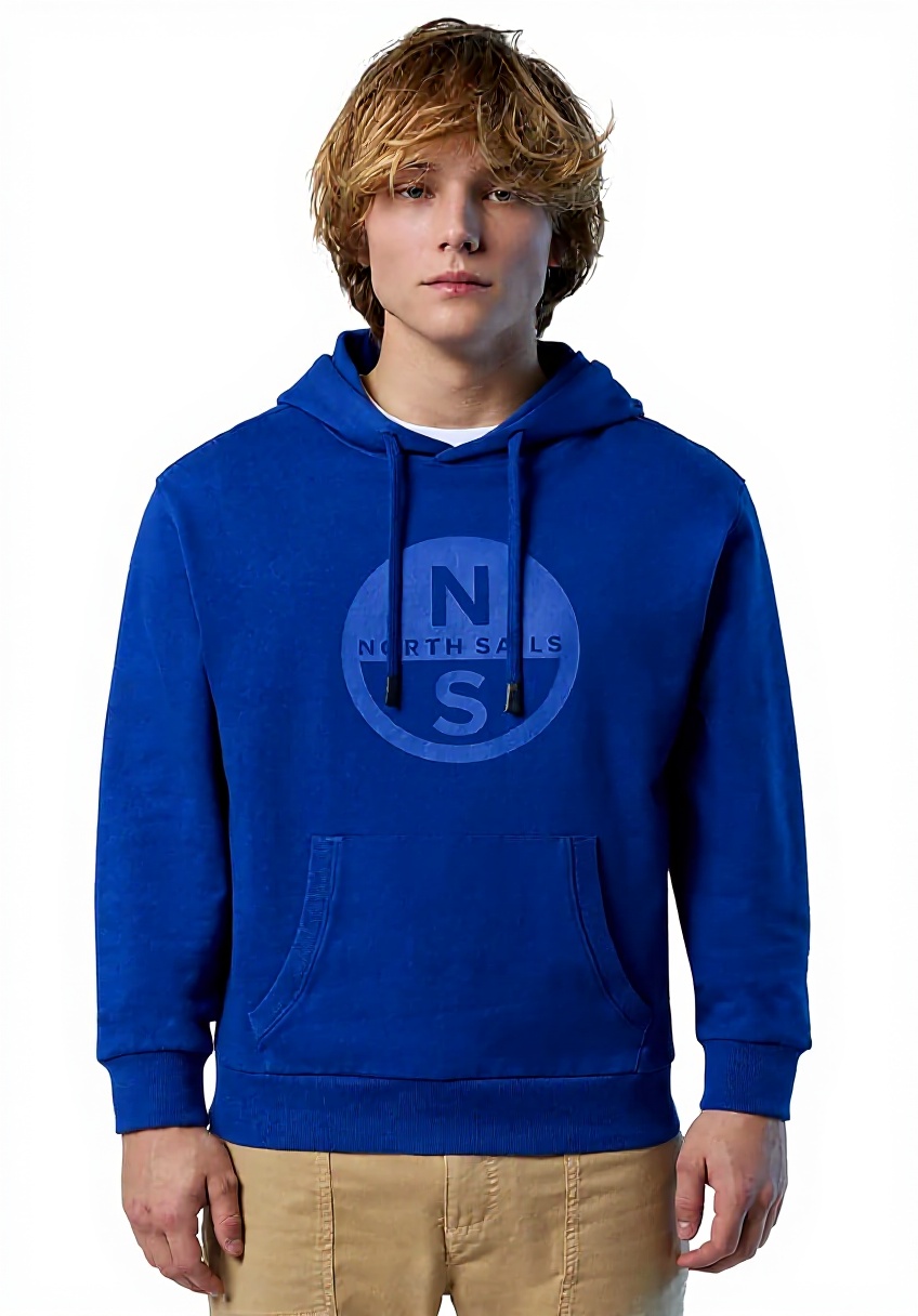North Sails Felpa Hoodie Uomo indossata in un contesto urbano