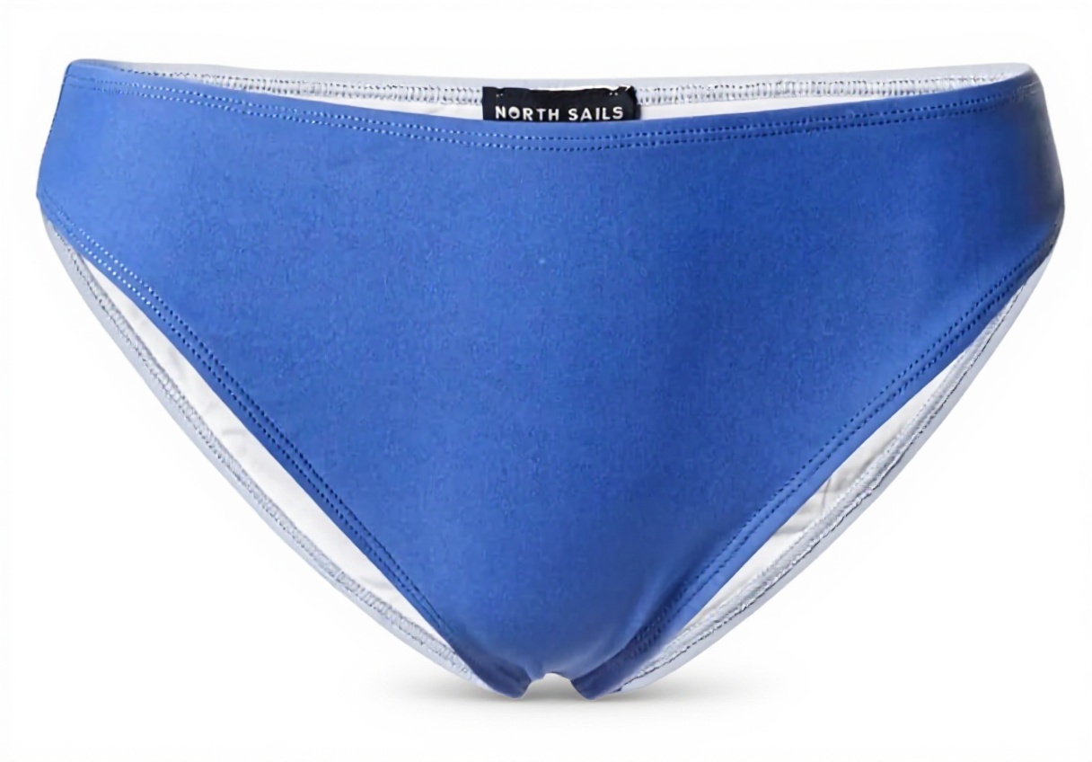 'Slip Bikini North Sails indossato in spiaggia con sfondo marino'