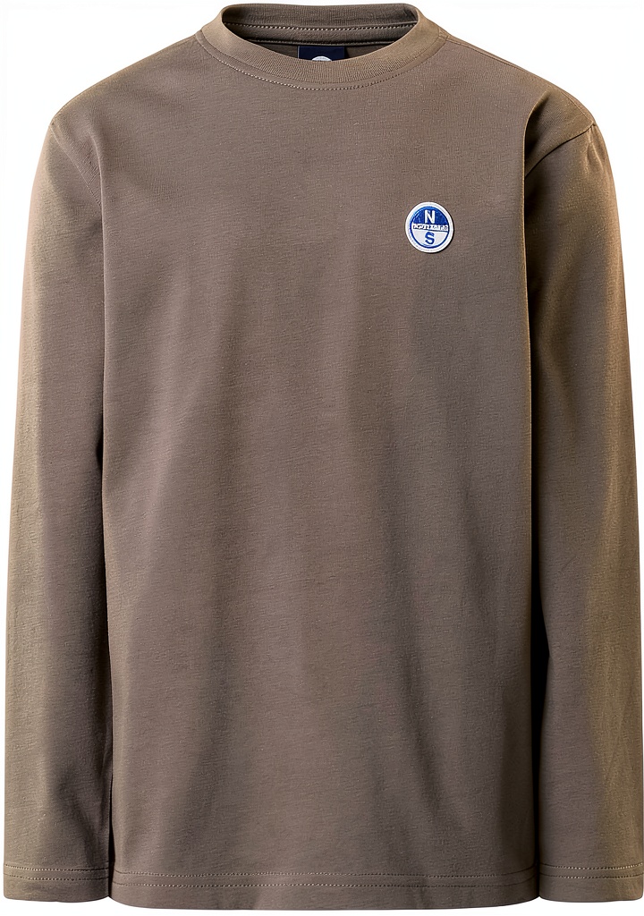 'T-shirt North Sails a maniche lunghe indossata in un contesto casual'